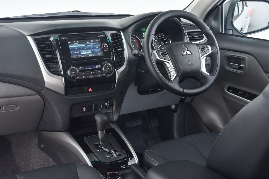 Интерьер Mitsubishi Triton Double Cab 2017 года  (ZA) (фото 18 из 30)